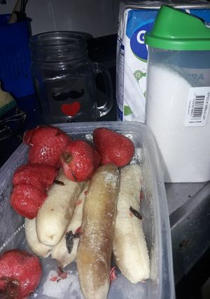 Una foto de Batido de frutilla banana y chía
