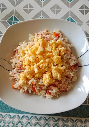 Una foto de Arroz con jamón y bacon