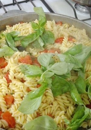 Una foto de Tirabuzones con tomate albahaca y aceitunas