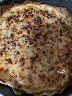 Una foto de Pizza de manzana y queso