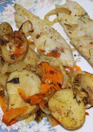 Una foto de Pescado con verduras