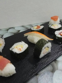Una foto de Sushi sencillo, varios tipos
