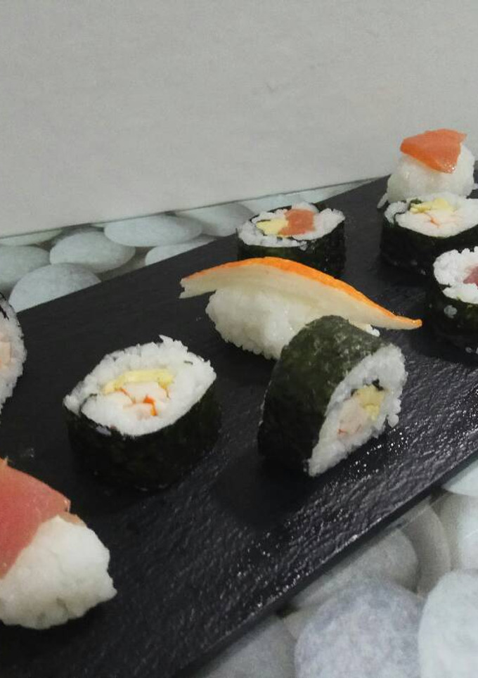 Una foto de Sushi sencillo, varios tipos