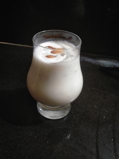 બનાના મિલ્ક શેક (Banana Milk Shake Recipe In Gujarati) રેસીપી મુખ્ય ફોટો