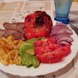 Presa Ibérica con patatas al horno, pimiento asado y ensalada