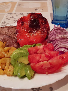 Una foto de Presa Ibérica con patatas al horno, pimiento asado y ensalada