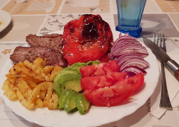 Presa Ibérica con patatas al horno, pimiento asado y ensalada