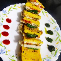 A picture of Cheesy Sandwich Dhokla.
