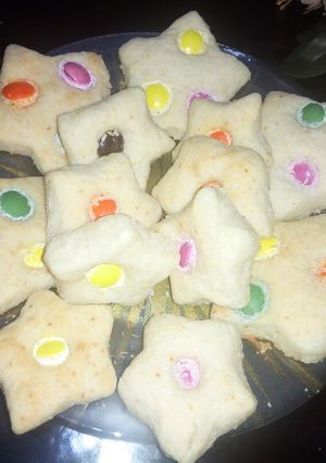 A picture of Smarties coconut cookies.