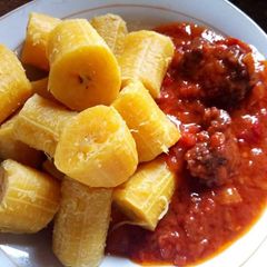 A picture of Boiled plantain with fresh tomato stew.