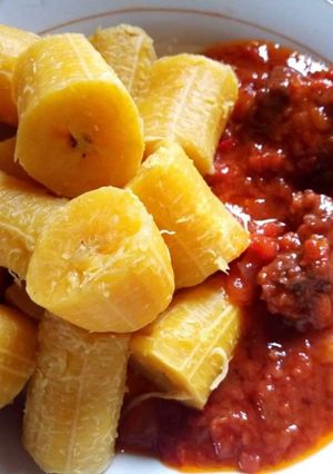 A picture of Boiled plantain with fresh tomato stew.