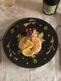 Seppia grigliata con insalata e pisellini