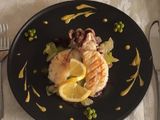 Seppia grigliata con insalata e pisellini