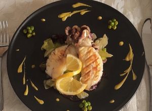Foto di Seppia grigliata con insalata e pisellini
