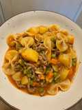 Fideos guisados con carne y verduras
