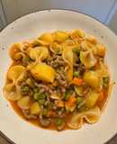 Fideos guisados con carne y verduras