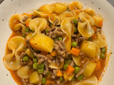 Fideos guisados con carne y verduras