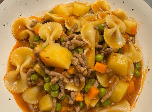 Una foto de Fideos guisados con carne y verduras