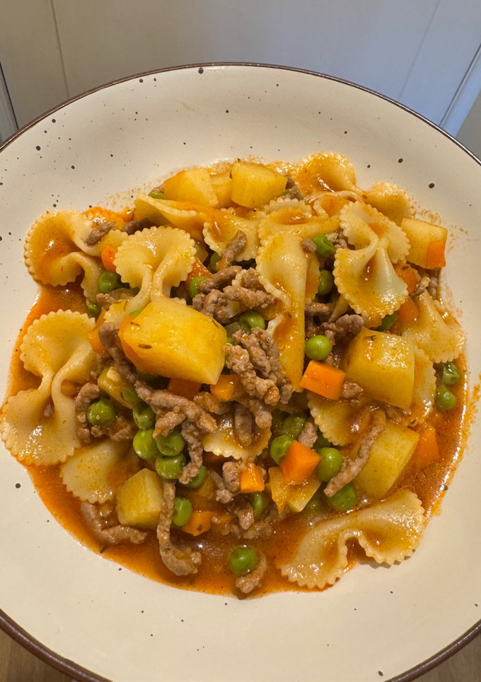 Una foto de Fideos guisados con carne y verduras