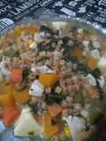 Sopa de verduras con fideos tostados
