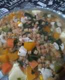 Sopa de verduras con fideos tostados