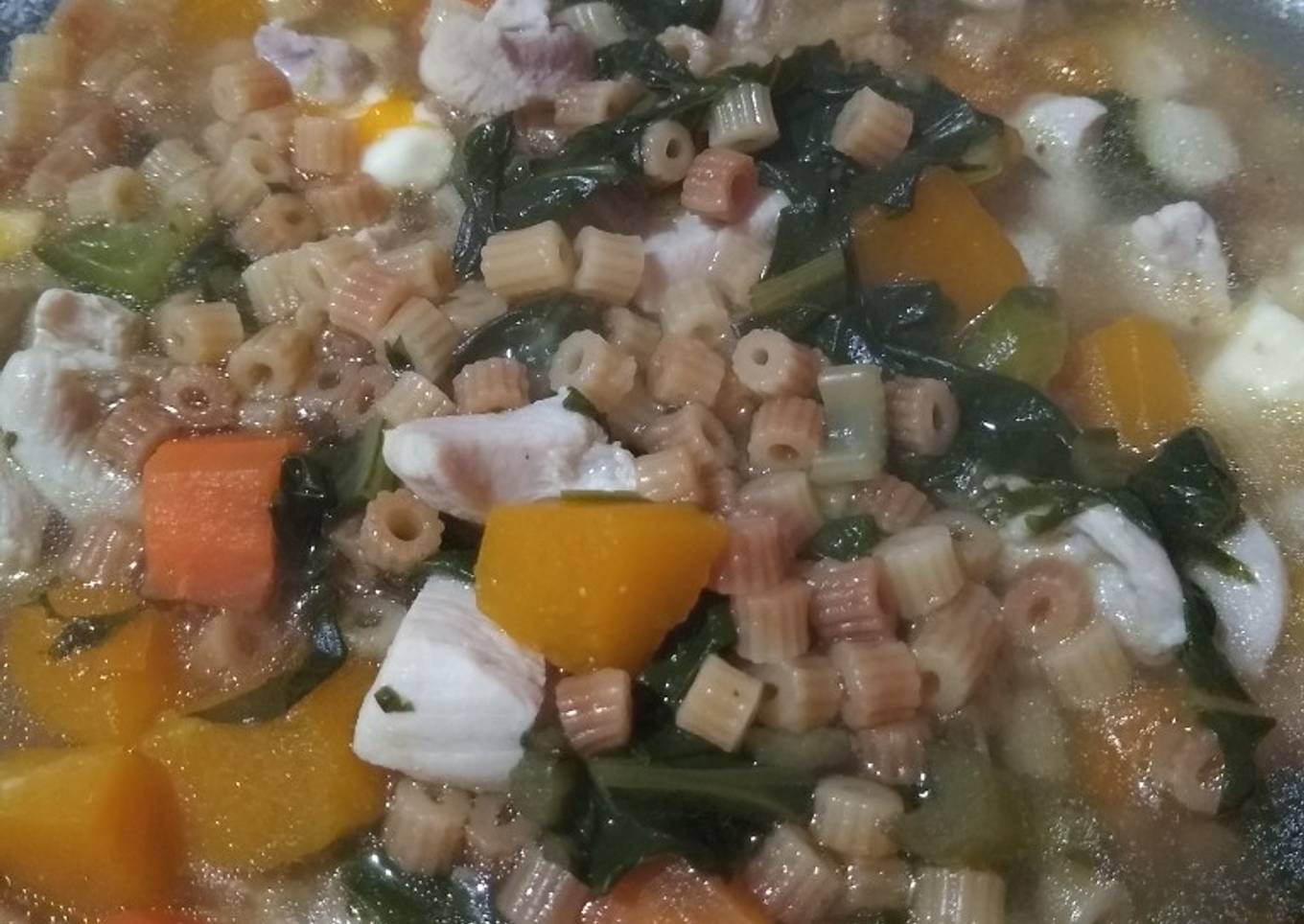 Sopa de verduras con fideos tostados