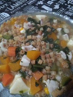 Una foto de Sopa de verduras con fideos tostados
