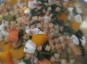 Una foto de Sopa de verduras con fideos tostados