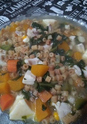 Una foto de Sopa de verduras con fideos tostados