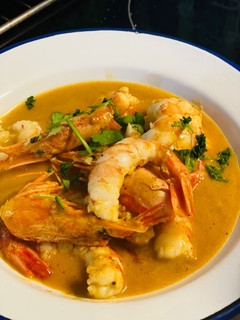 Foto principal de Gambas con salsa de curry y leche de coco