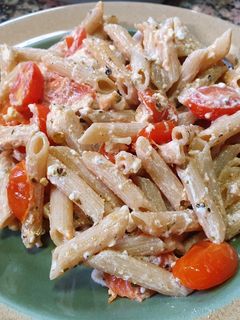 Una foto de Pasta con queso feta y cherry