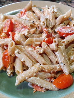 Una foto de Pasta con queso feta y cherry