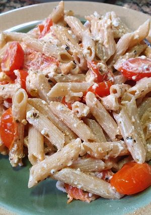 Una foto de Pasta con queso feta y cherry