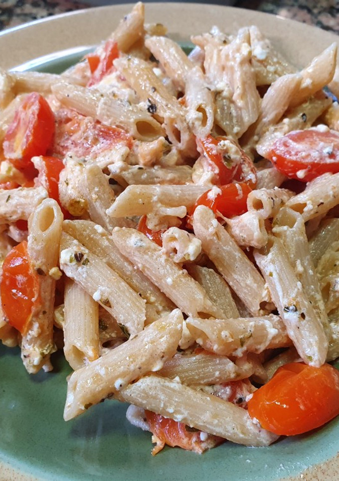 Una foto de Pasta con queso feta y cherry