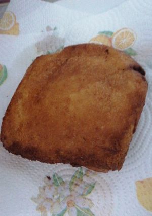 Una foto de Torrijas rellenas de crema y rebozadas de miel, canela y azúcar