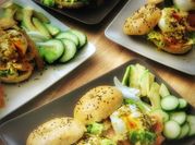 Una foto de bagels con aguacate