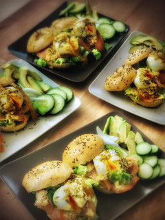 Una foto de Brunch perfecto: Huevos benedictinos con salmón marinado en bagels caseros