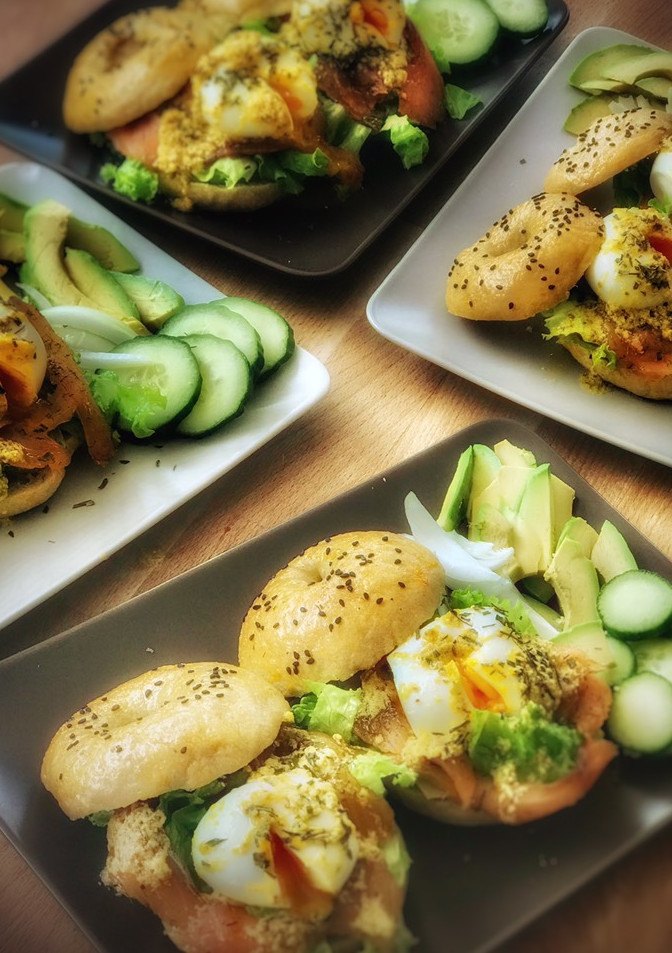 Una foto de Brunch perfecto: Huevos benedictinos con salmón marinado en bagels caseros