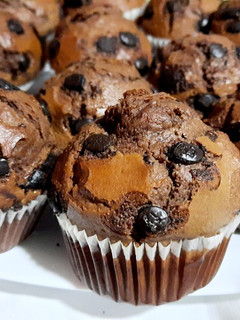 Una foto de Magdalenas de chocolate con gran copete fáciles y rápidas