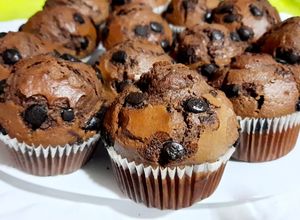Foto principal de Magdalenas de chocolate con gran copete fáciles y rápidas