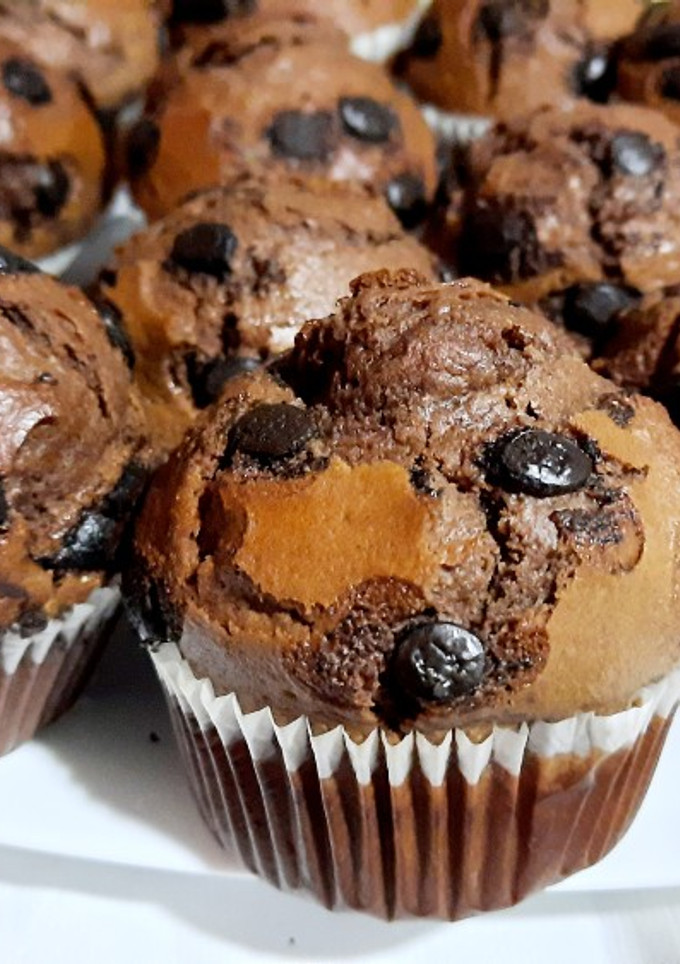 Una foto de Magdalenas de chocolate con gran copete fáciles y rápidas