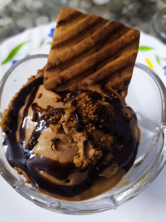 चॉकलेट आइसक्रीम (Chocolate ice cream recipe in hindi) रेसिपी मुख्य फोटो