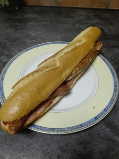 Una foto de Bocata de salchichas y bacon