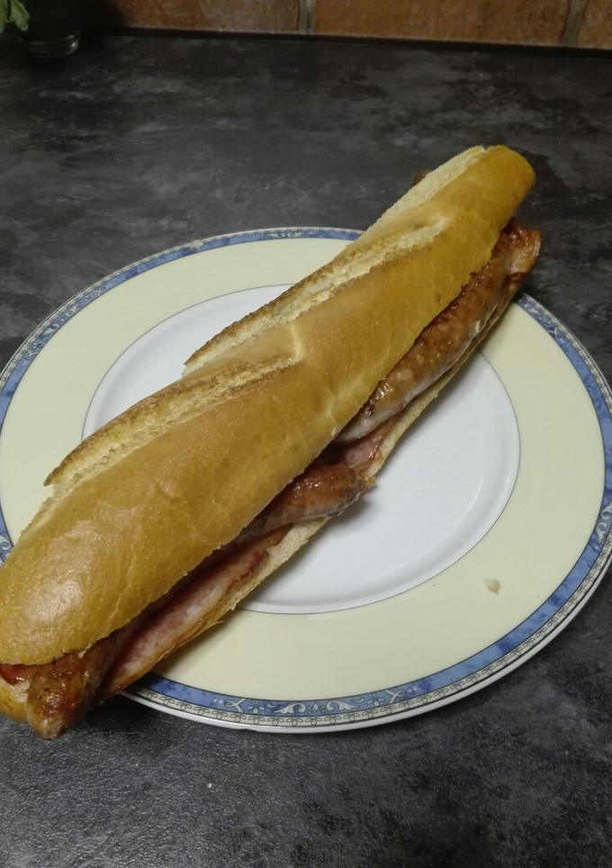 Una foto de Bocata de salchichas y bacon