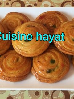 صورة لوصفة شنيك بكريمة الكاسترد والفواكه المعسلة