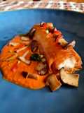 Baccalà mantecato in cannolo di pasta fillo con salsa ai peperoni e funghi cardoncelli