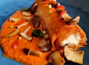 Foto di Baccalà mantecato in cannolo di pasta fillo con salsa ai peperoni e funghi cardoncelli