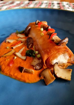 Foto di Baccalà mantecato in cannolo di pasta fillo con salsa ai peperoni e funghi cardoncelli