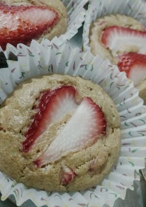Una foto de Muffins integrales con frutilla🍓🍓