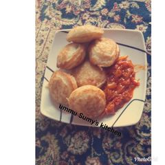 A picture of Wainar shinkafa with tomato source.